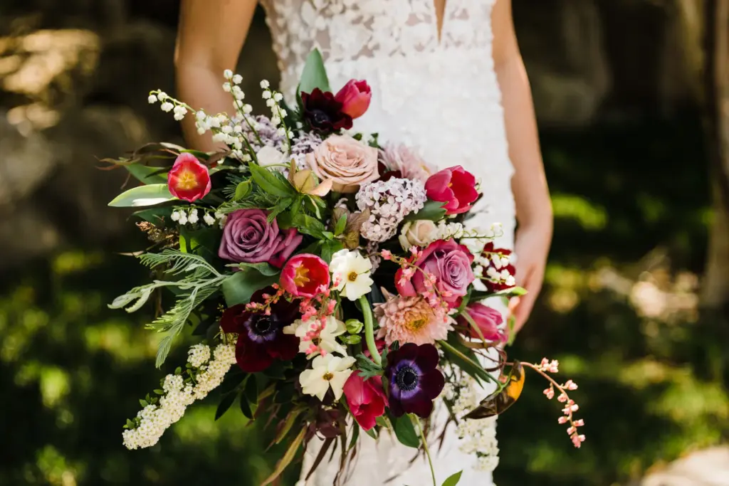 moody bride bouquet